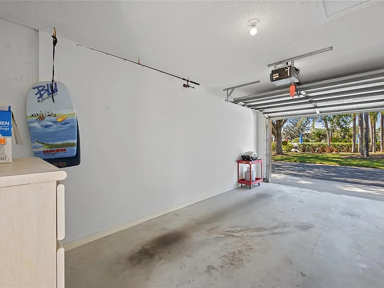 9611 Castle Point Dr #915 — Photo 28