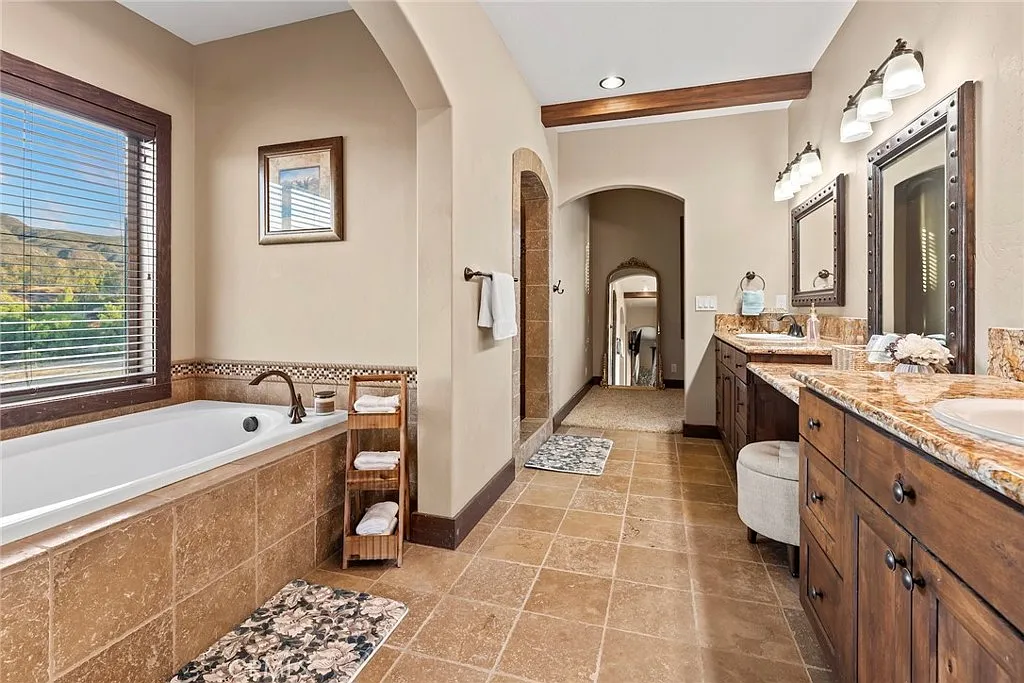 5 bed, 4762 sqft, $8,990 — Photo 4
