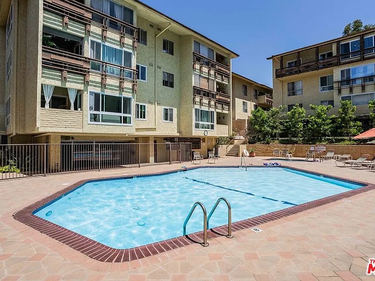 6275 Canterbury Dr #210 — Photo 20
