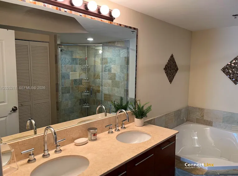 2681 N Flamingo Rd — Photo 15