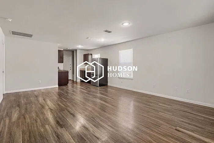 3 bed, 2.0 bath, 909 sqft, $1,449 — Photo 4
