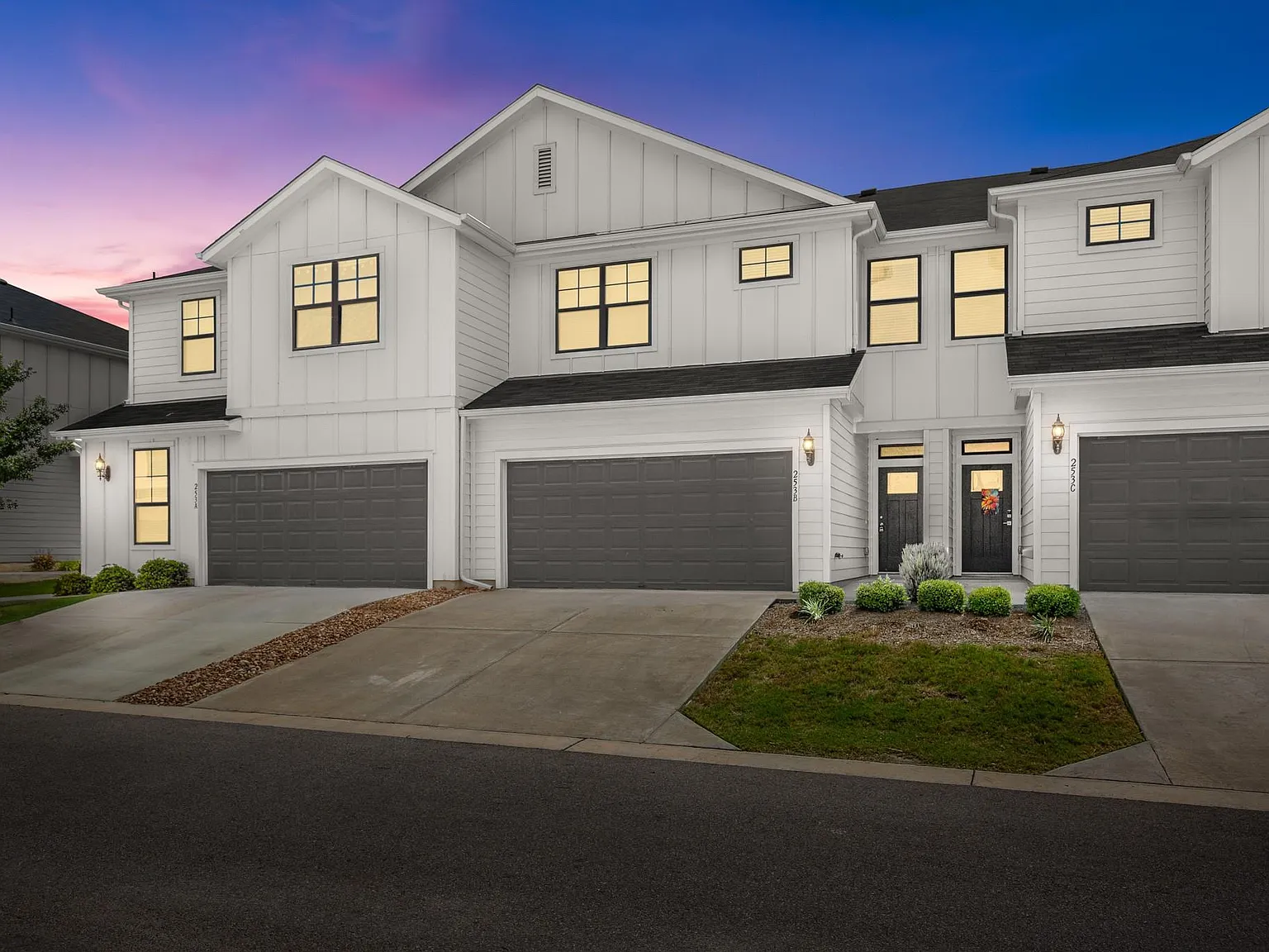 3 bed, 2.5 bath, 1729 sqft, $1,925 — Photo 2
