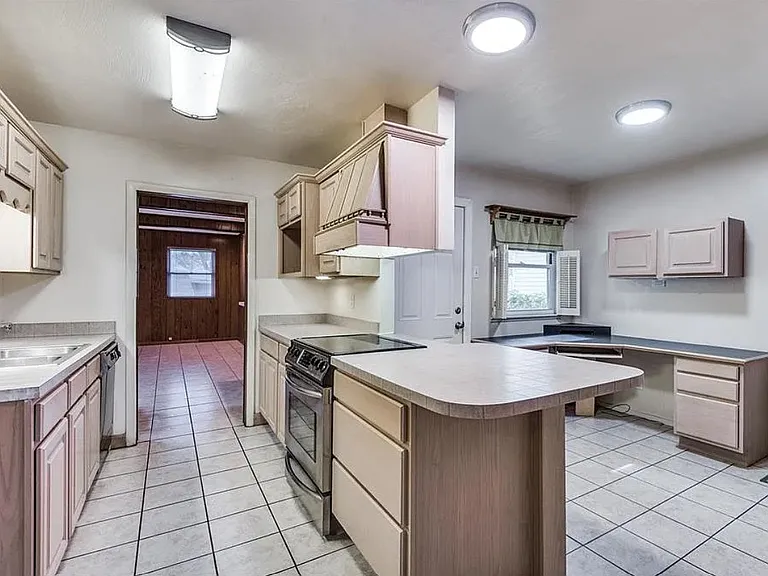 1802 Anderson St — Photo 4