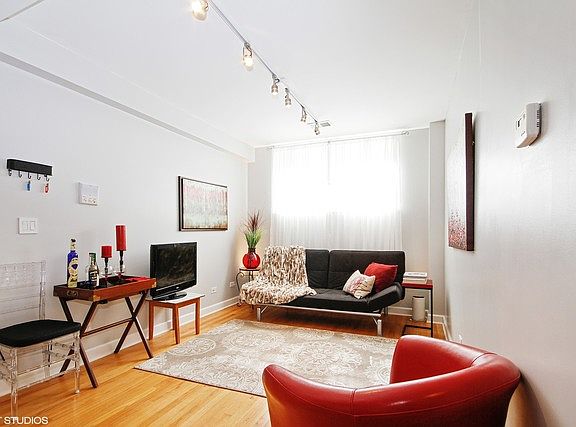 4th image of 1124 W Wellington Ave #G