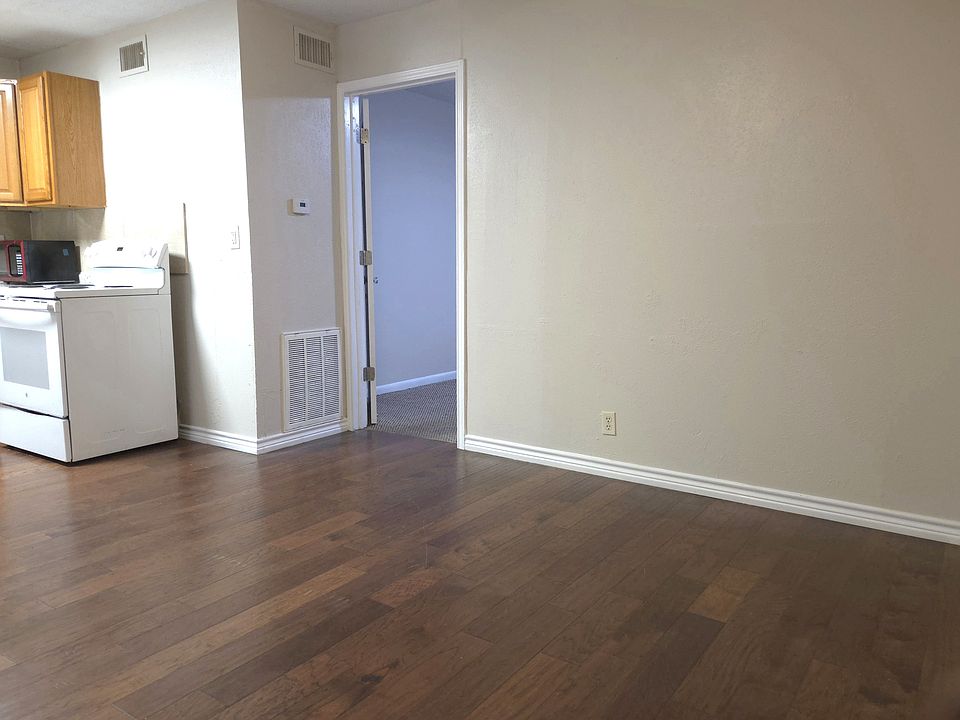 livingroom/ bedroom entrance