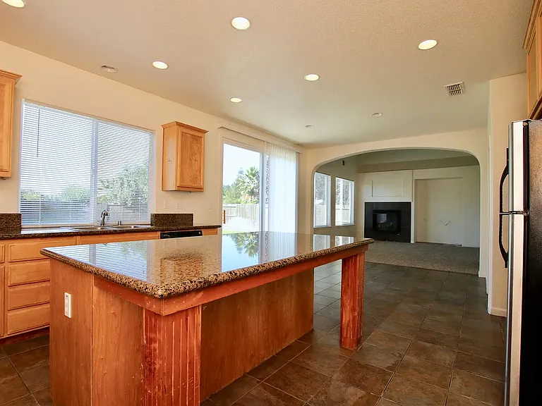 833 Round Hill Dr — Photo 6