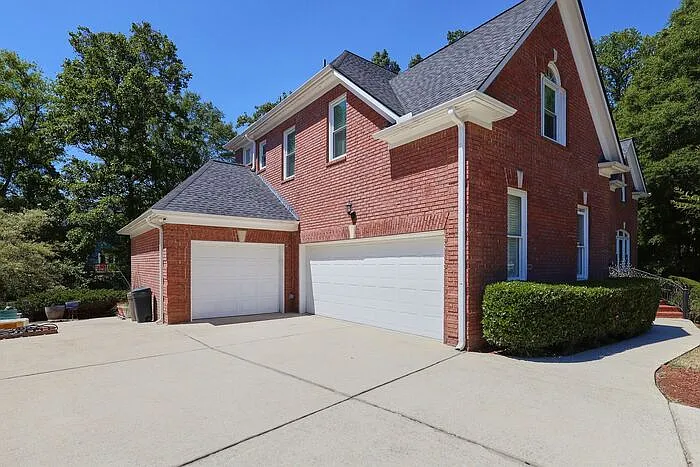 7 bed, 5.0 bath, 6200 sqft, $5,500 — Photo 3