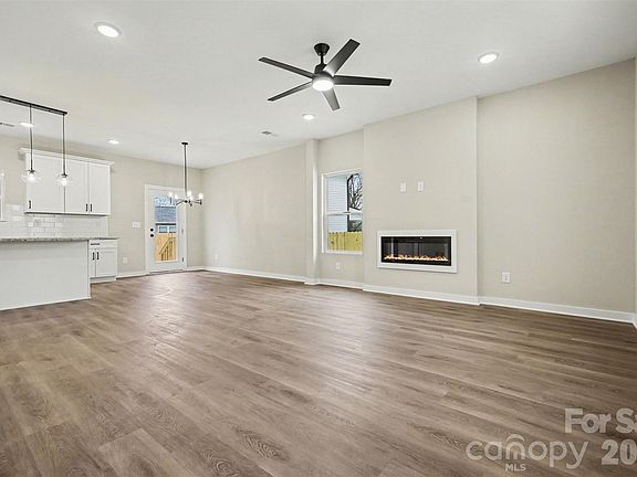 4th image of 402 N Myrtle St
