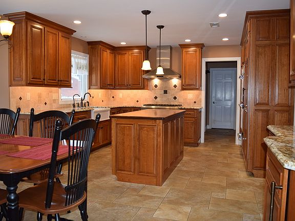 Kitchen : Custom Cherry Cabinets with Upgraded Thermador Appliances