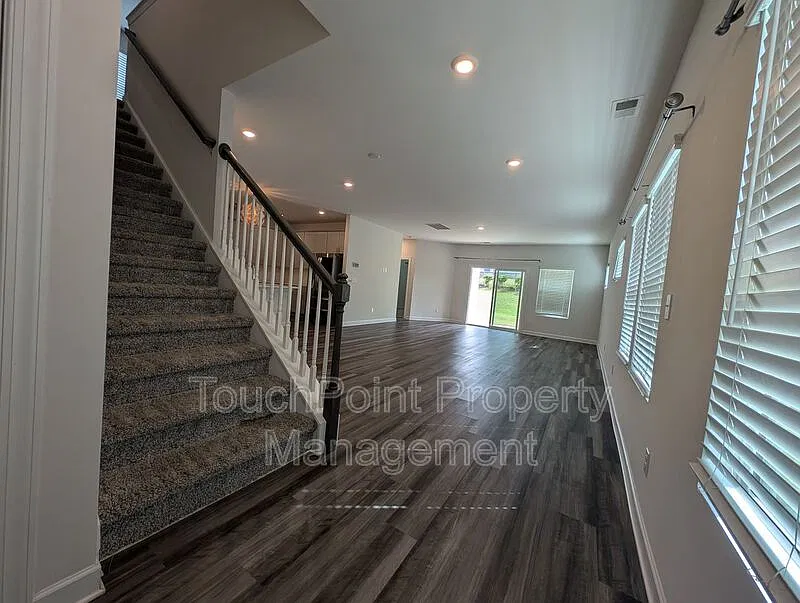 4 bed, 2.5 bath, 2518 sqft, $2,800 — Photo 3