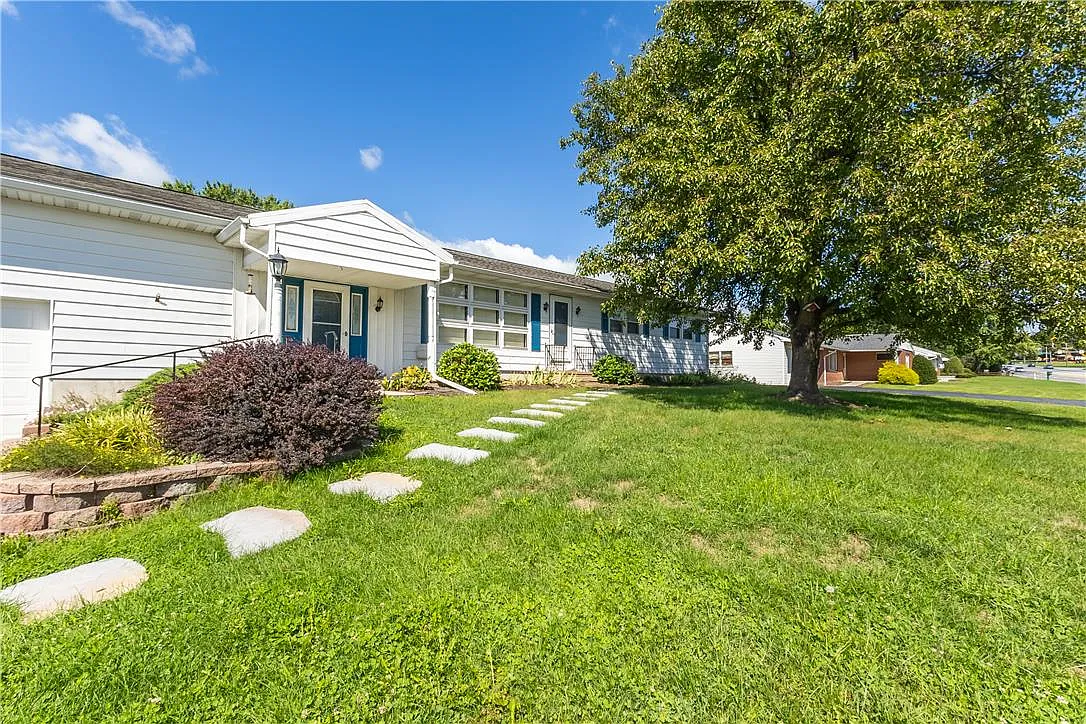 3 bed, 1.0 bath, 1482 sqft, $2,000 — Photo 2