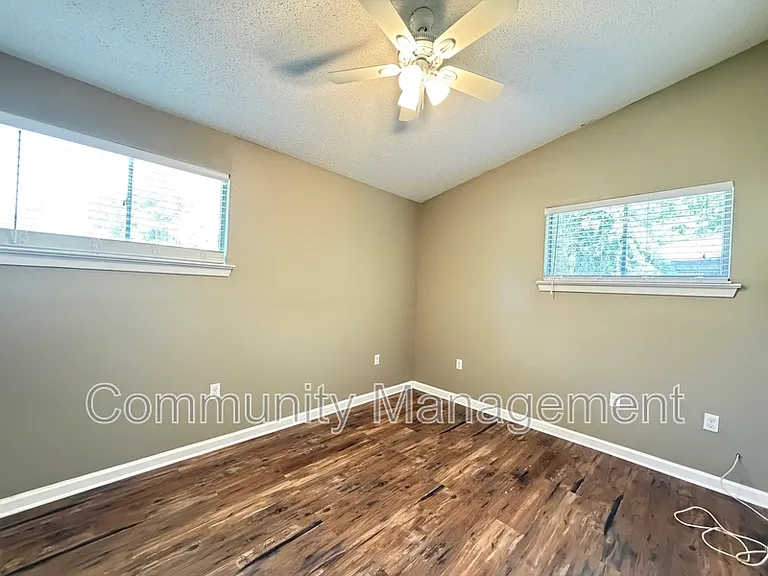 1442 Clinton Dr — Photo 9