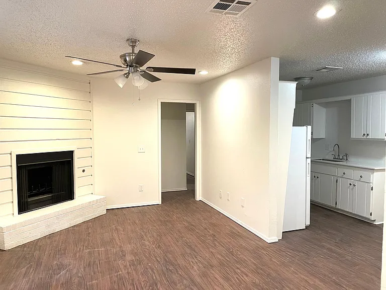 239 Ashley Dr — Photo 2