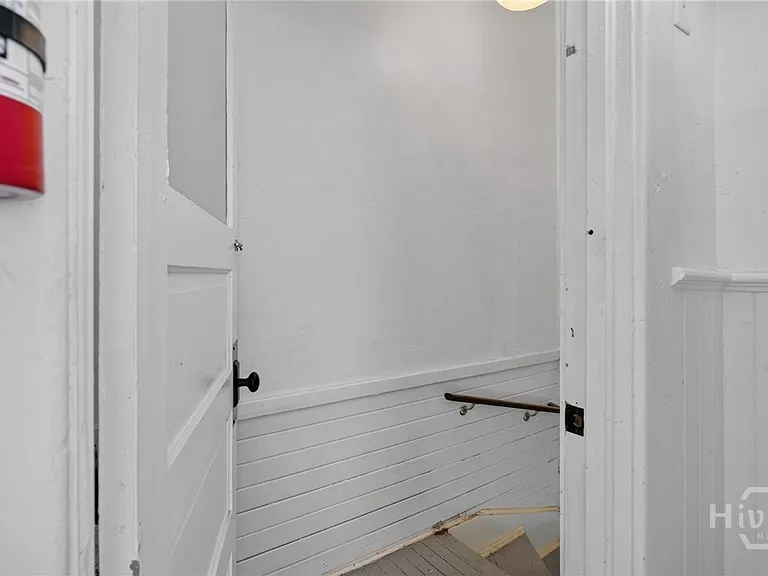 114 W Waldburg St — Photo 37