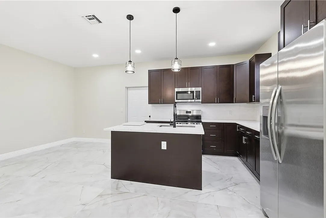 3 bed, 1531 sqft, $2,200 — Photo 2