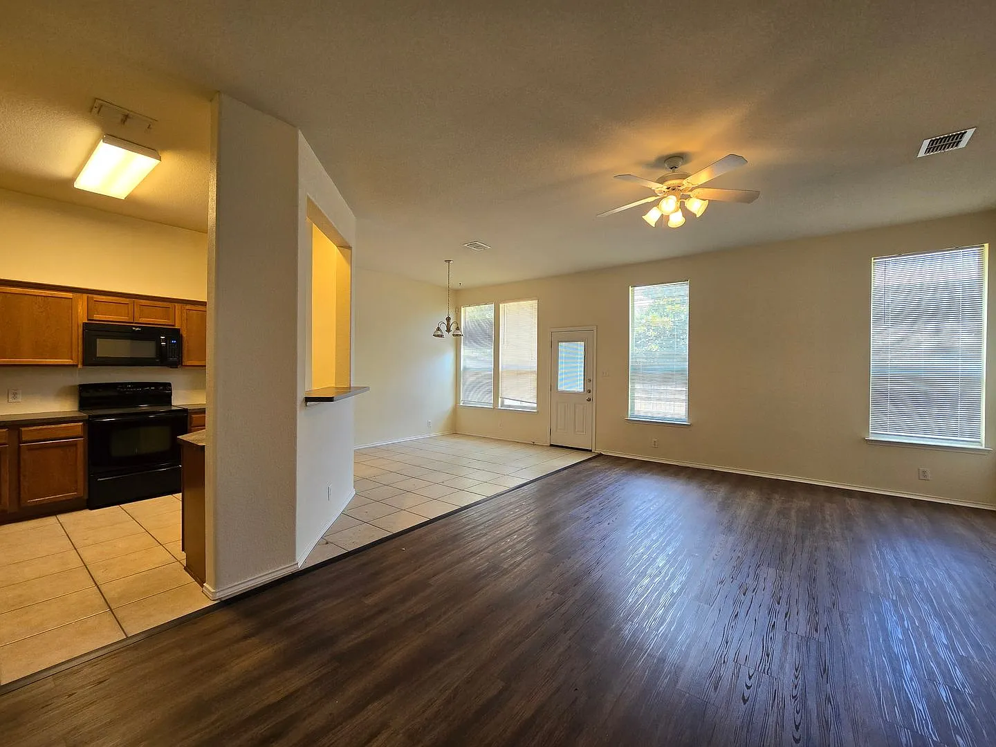 3/2/2 Walking Distance to Fischer Park / No Carpet / Fridge Included/ Fenced in Yard / NBISD *2 w... — Photo 3
