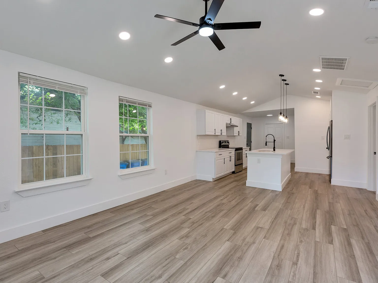 3 bed, 1300 sqft, $1,925 — Photo 2