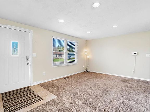 3rd image of 106 Danvers Farm Cir