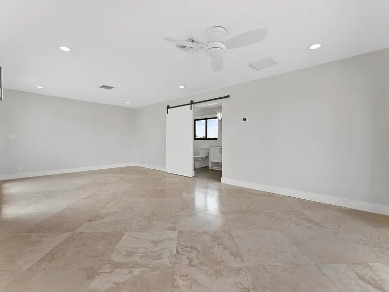 1121 Bel Air Dr #4 — Photo 23