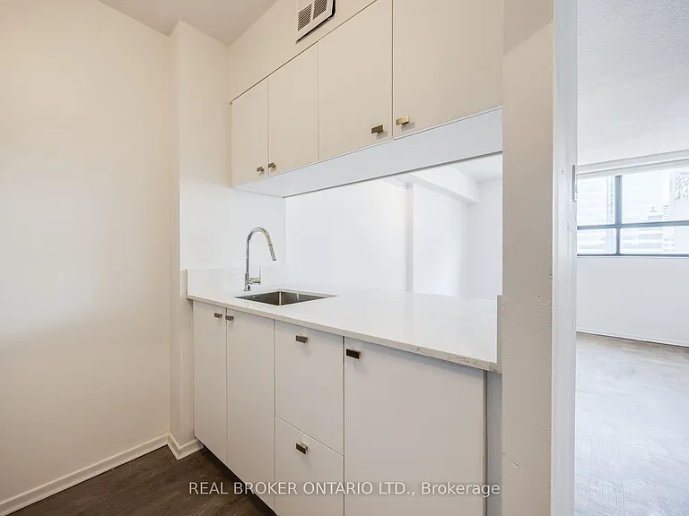 105 McCaul St #708 — Photo 4