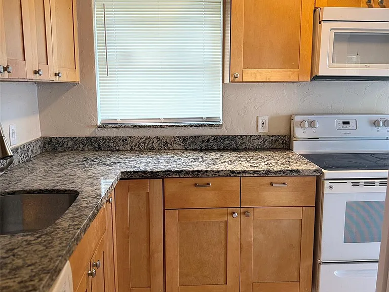 605 SW 22nd Ave — Photo 10