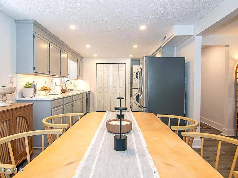 21 W Henderson St — Photo 17