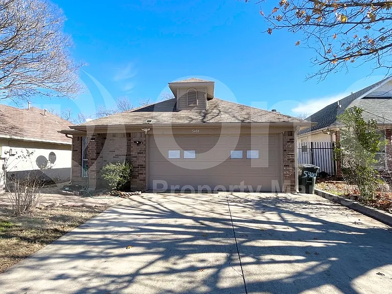 5400 Village Green Dr — Photo 3