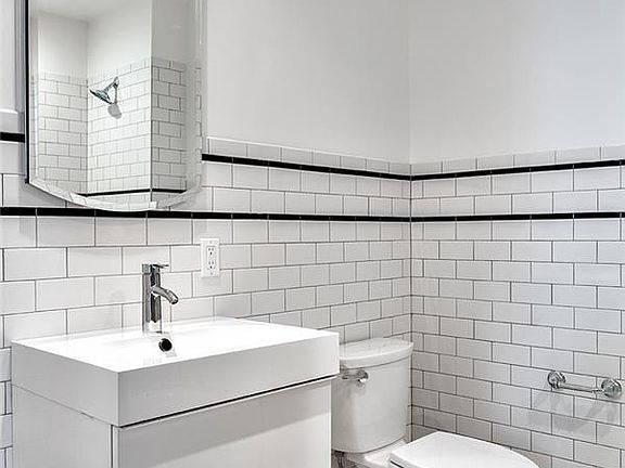 4th image of 2620 Jackson Ave APT 3C