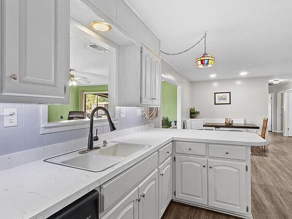 4th image of 208 E Walters Blvd
