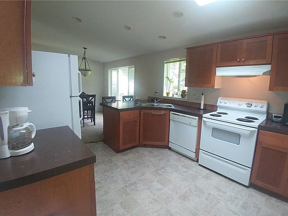 3rd image of 11 E Heartland Dr