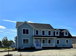 75 Ferreira Ave, Portsmouth, RI 02871