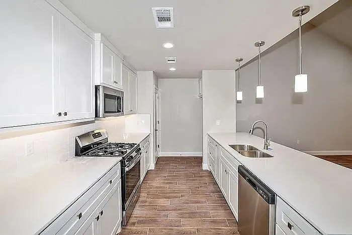 7617 Woodford Ave - 7617 Woodford — Photo 4