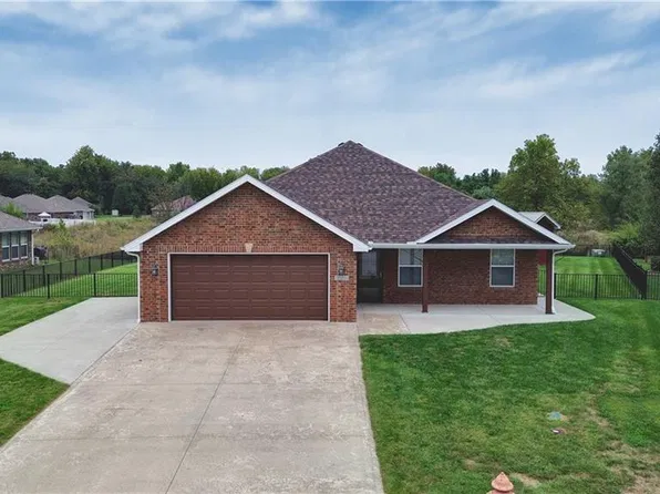 1614 NW Creekland Dr, Grain Valley, MO 64029