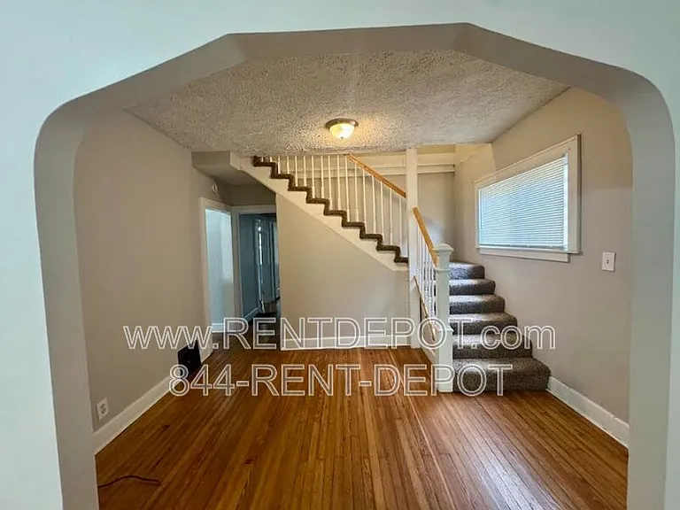 1016 Marshall Ave — Photo 3