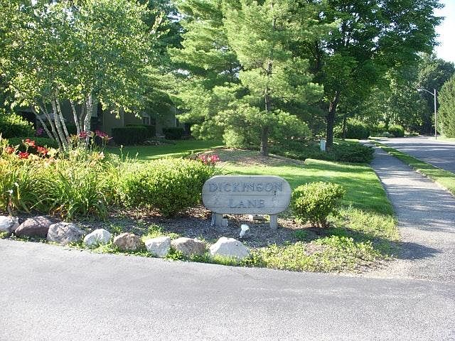 Entrance to Dickinson Lane