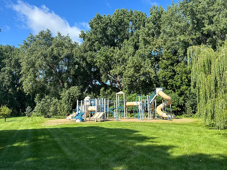 Plymouth Commons — Photo 2