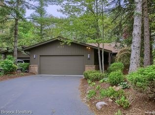 3717 Wabeek Lake Dr W #1, Bloomfield Hills, MI