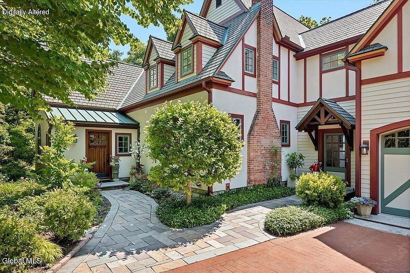 3rd image of 674 Crescent Avenue