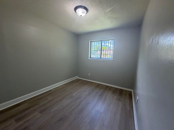 3rd image of 2402 Shasta Ave