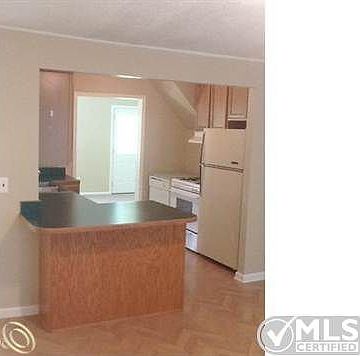 OAK KITCHEN W SNAXBAR