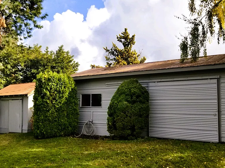 Optional 20x40 workshop on right may be available for additional rent by separate written agreement.