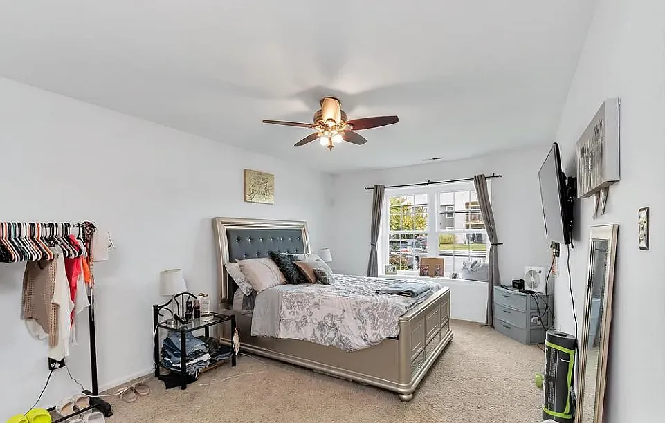 2 bed, 851 sqft, $950 — Photo 2