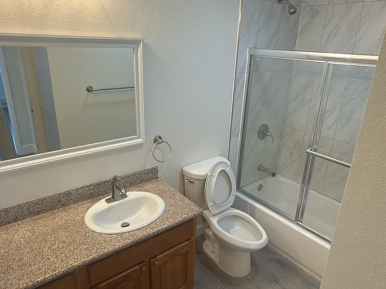 Lakewood Court Apartments — Photo 27