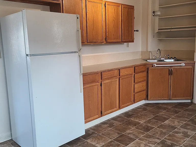 102 S Chestnut St — Photo 2