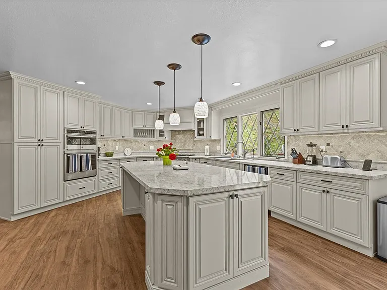 2705 Clear Creek Ln — Photo 13