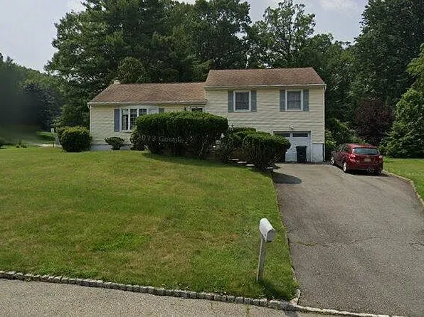 49 Locust Dr, Morris Plains, NJ 07950