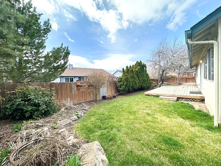 940 NW Oak Ln — Photo 17