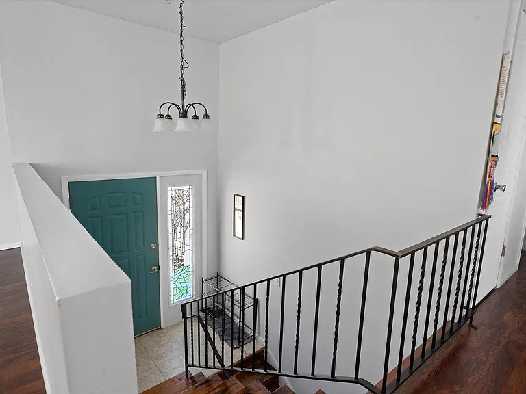 209 S 1100 E — Photo 3