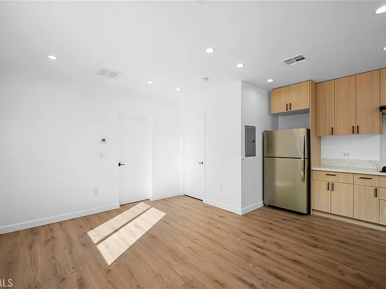 14298 Van Nuys Blvd — Photo 6