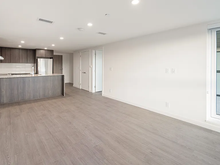 1060 Churchill Cres — Photo 32